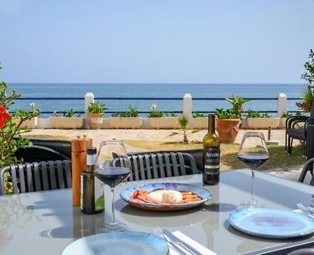 Newly Renovated 2 Bedroom Beachfront House Sitio de Calahonda エクステリア 写真