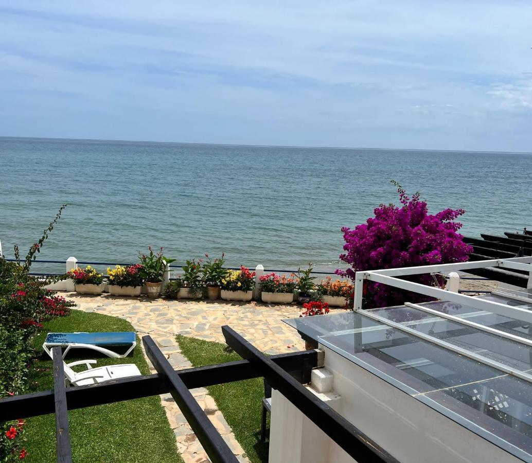 Newly Renovated 2 Bedroom Beachfront House Sitio de Calahonda エクステリア 写真