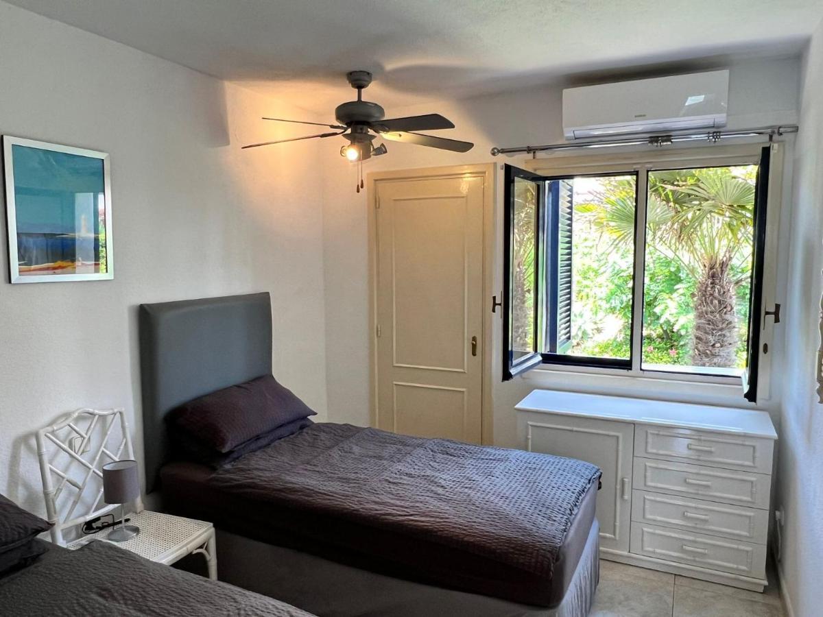 Newly Renovated 2 Bedroom Beachfront House Sitio de Calahonda エクステリア 写真
