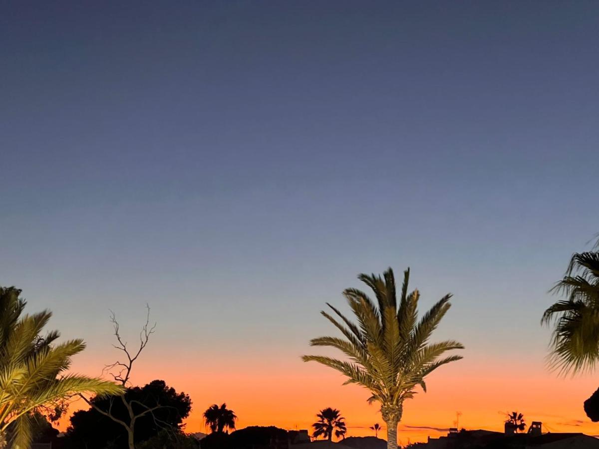 Newly Renovated 2 Bedroom Beachfront House Sitio de Calahonda エクステリア 写真