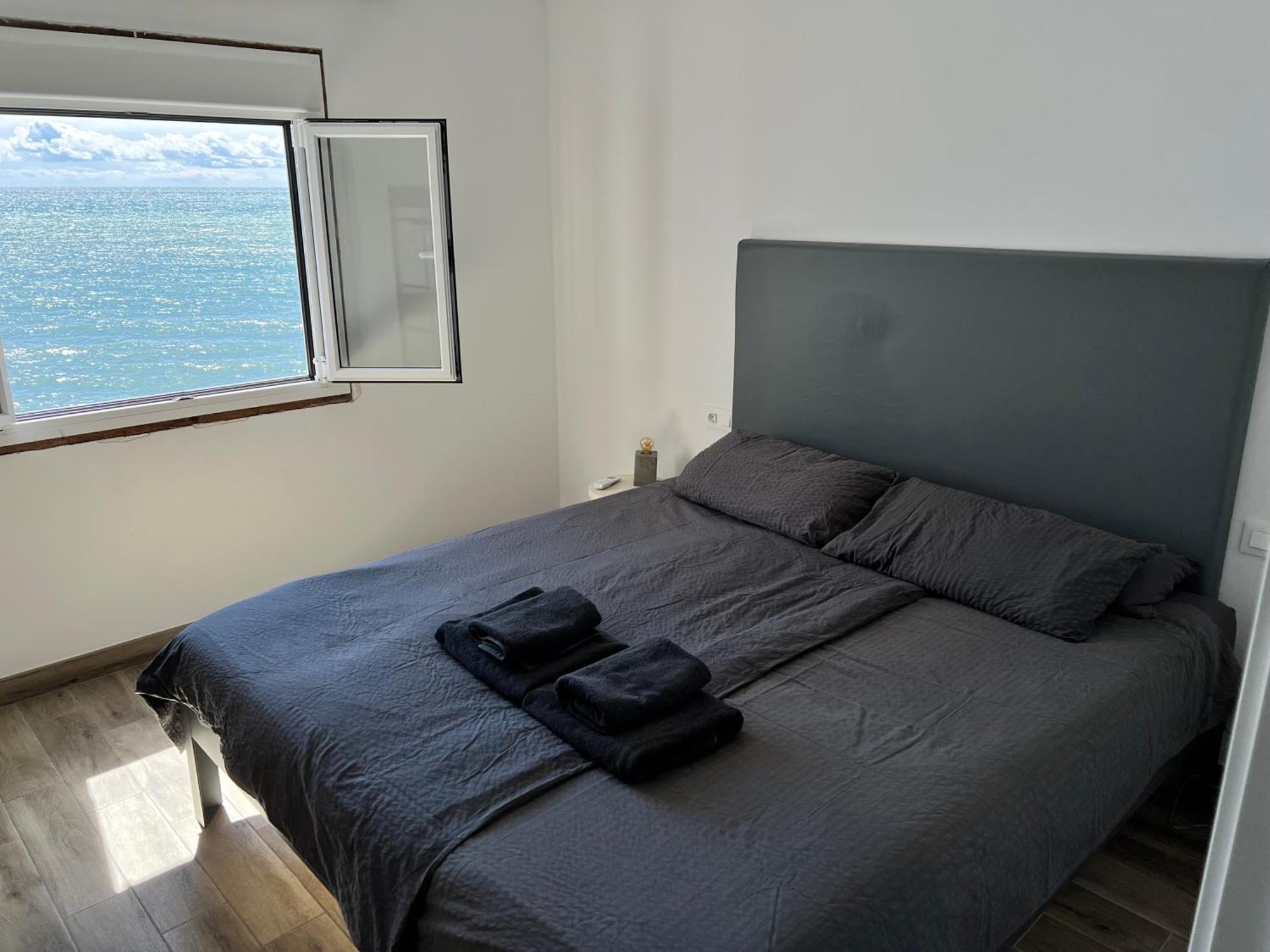 Newly Renovated 2 Bedroom Beachfront House Sitio de Calahonda エクステリア 写真