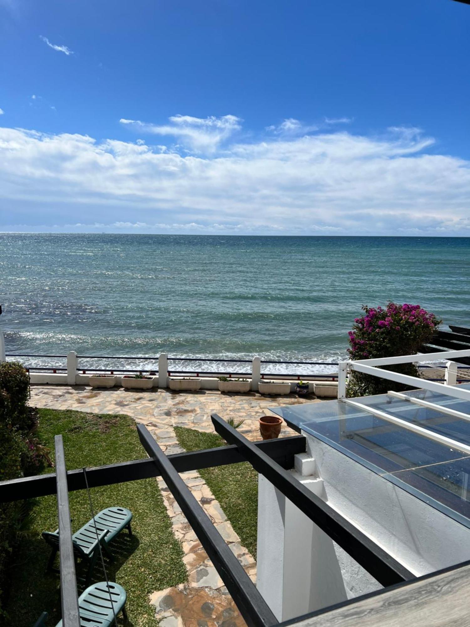 Newly Renovated 2 Bedroom Beachfront House Sitio de Calahonda エクステリア 写真