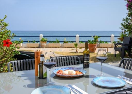 Newly Renovated 2 Bedroom Beachfront House Sitio de Calahonda エクステリア 写真