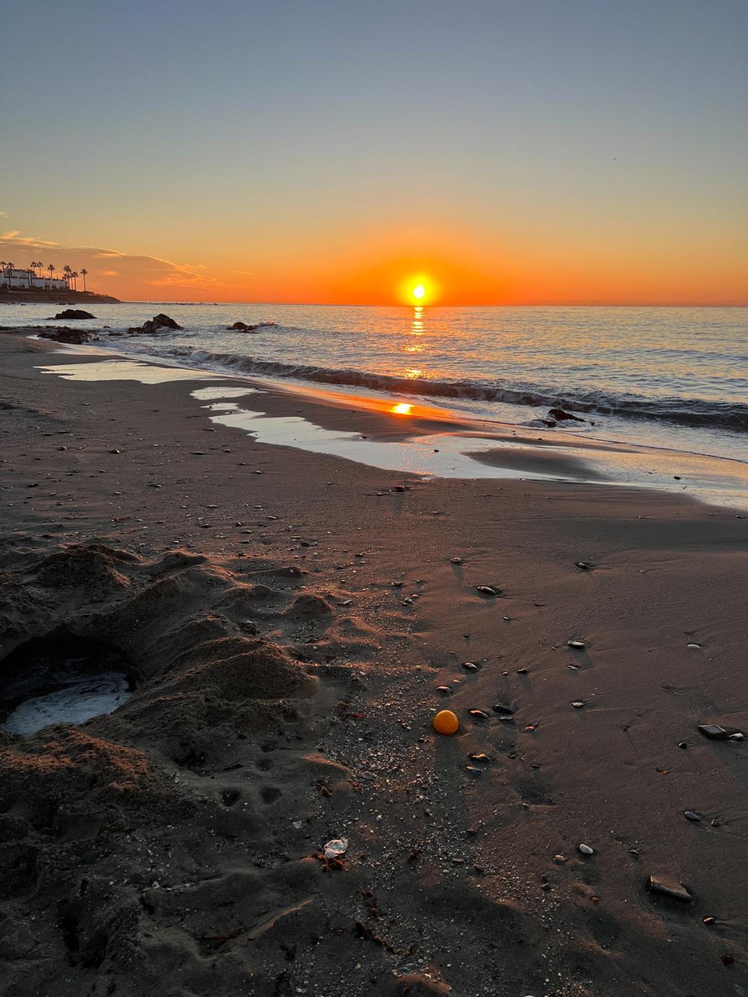 Newly Renovated 2 Bedroom Beachfront House Sitio de Calahonda エクステリア 写真