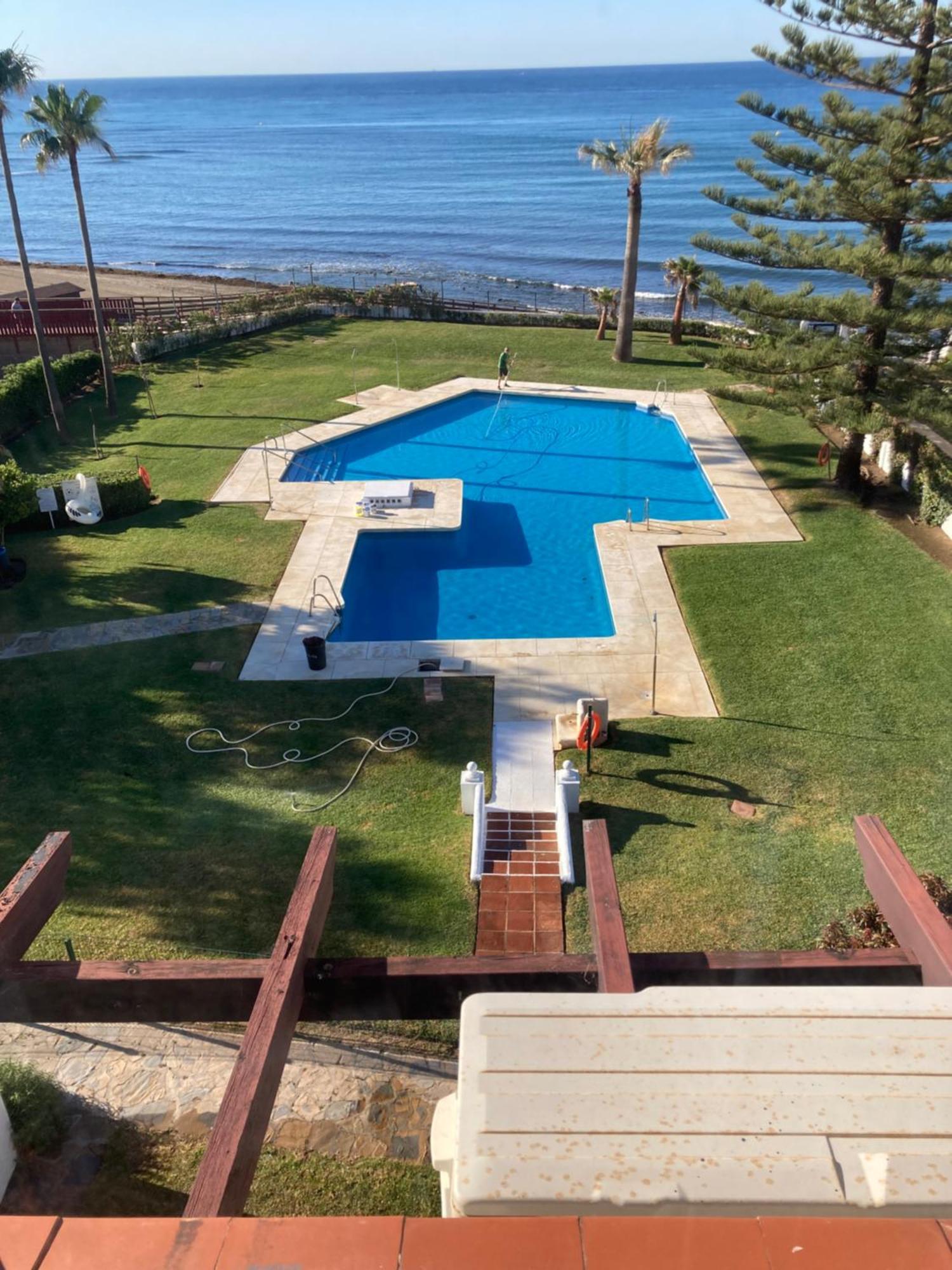 Newly Renovated 2 Bedroom Beachfront House Sitio de Calahonda エクステリア 写真